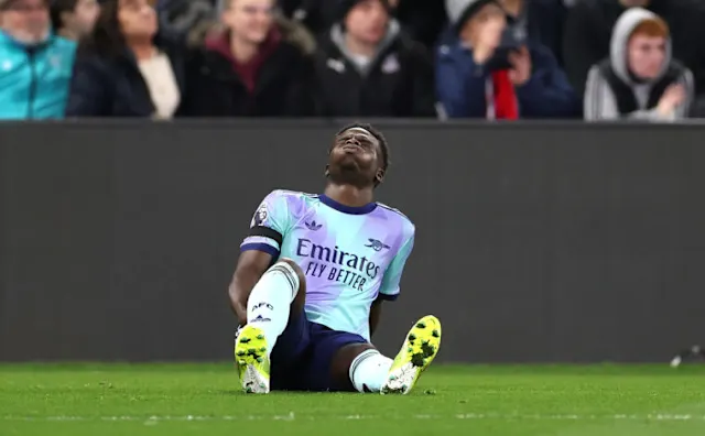 Bukayo Saka goes down in pain against Crystal palace. (via: Yahoo Sports)